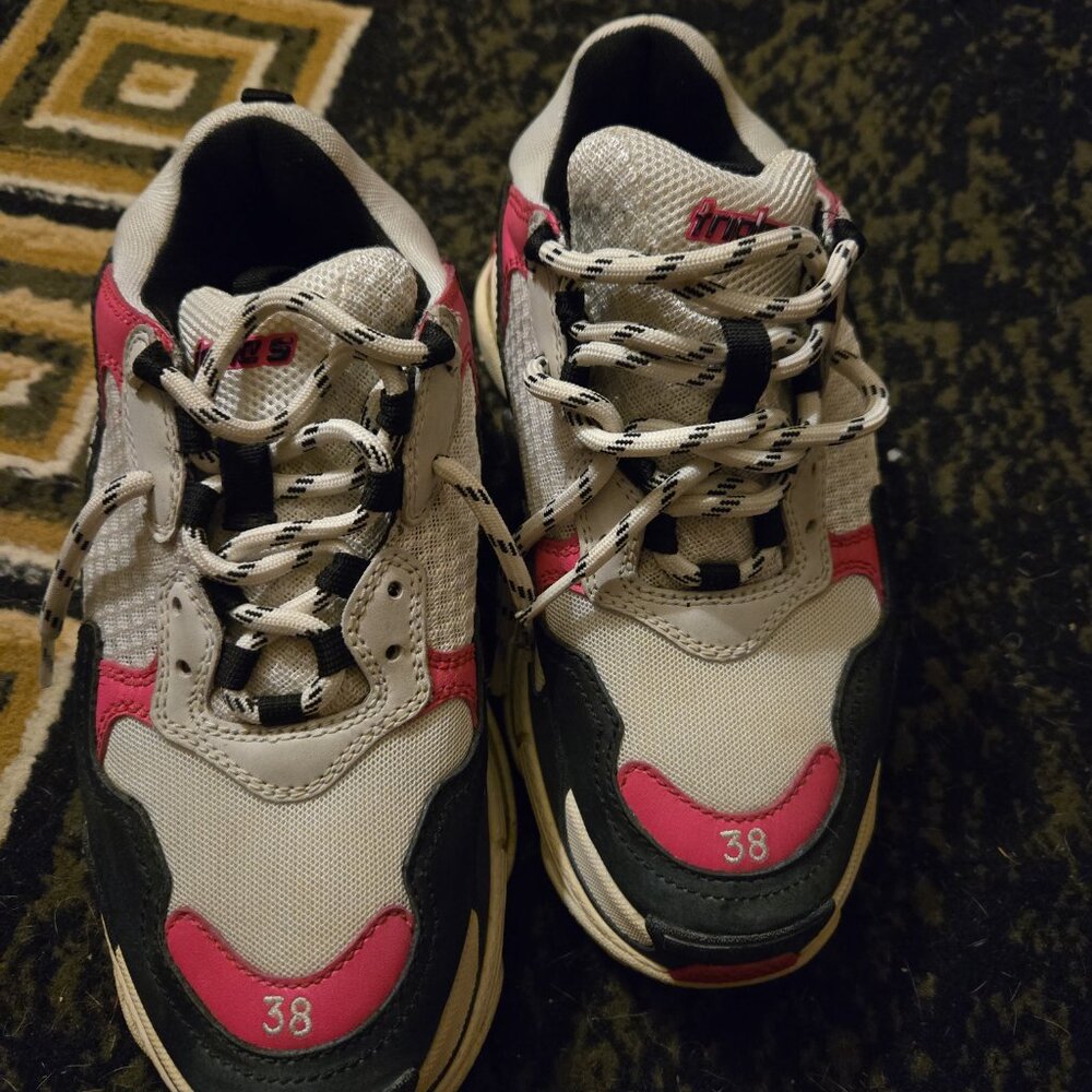 Triple S - Picture 3 of 3